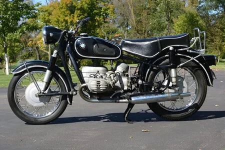 Steve Jobs em sua BMW R60/2 preta, uma moto clássica com design atemporal.