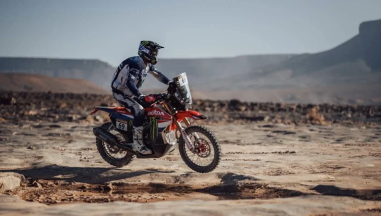 Bruno Crivilin na Honda CRF450 Rally durante o Rally do Marrocos, mostrando a máquina em ação nas condições off‑road.