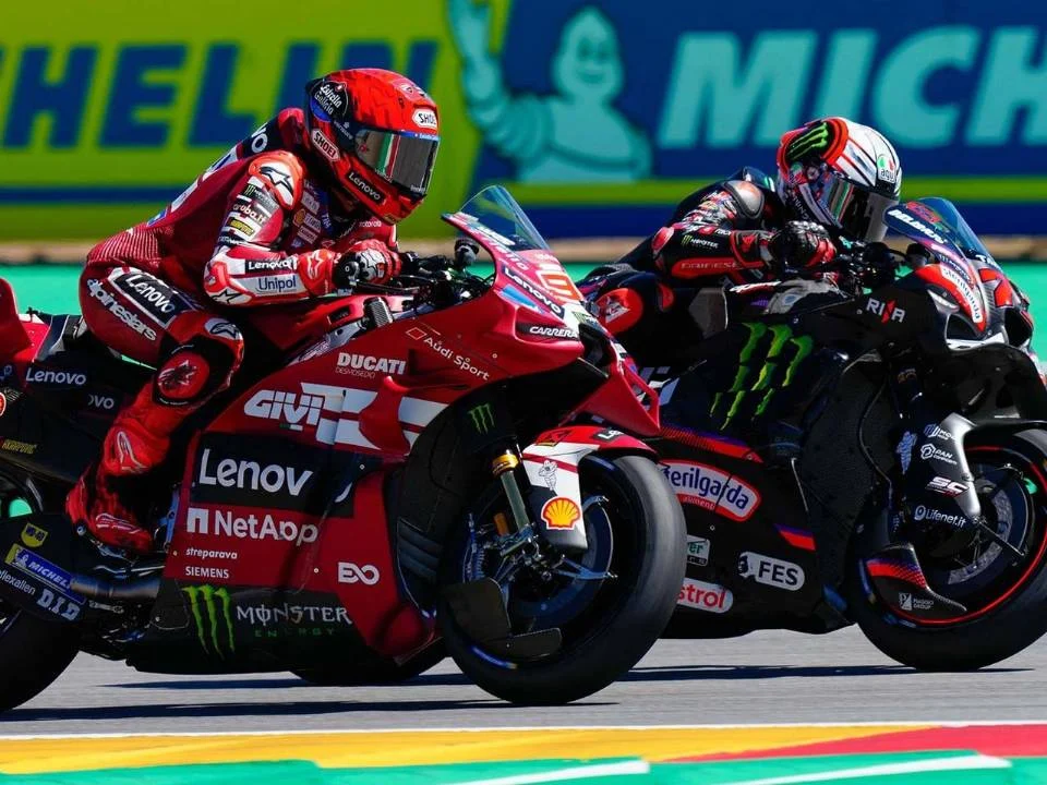 Detalhe de uma moto de MotoGP na pista do Autódromo Internacional Ayrton Senna em Goiânia, com as novas especificações de 850cc, durante o GP Brasil de 2027.