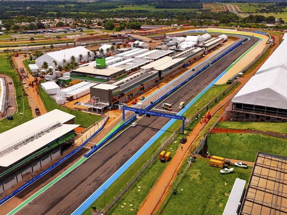 Detalhe de uma moto de MotoGP na pista do Autódromo Internacional Ayrton Senna em Goiânia, com as novas especificações de 850cc, durante o GP Brasil de 2027.
