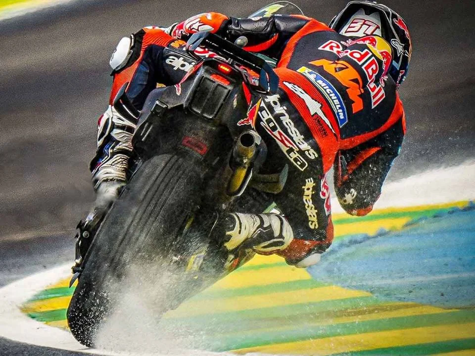 Detalhe de uma moto de MotoGP na pista do Autódromo Internacional Ayrton Senna em Goiânia, com as novas especificações de 850cc, durante o GP Brasil de 2027.