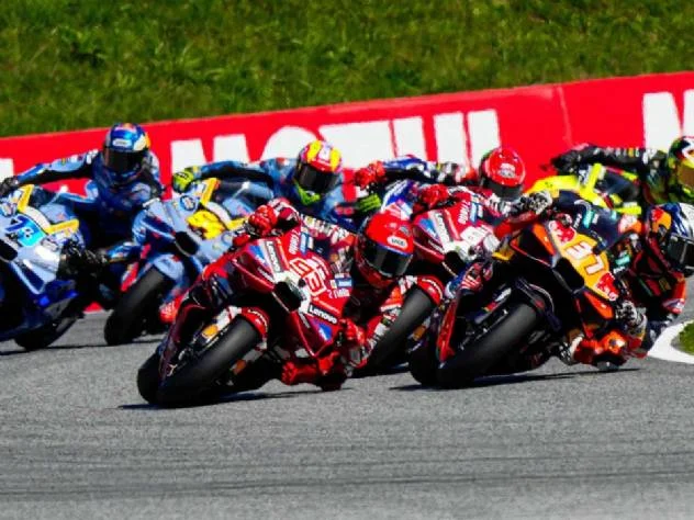 Detalhe de uma moto de MotoGP na pista do Autódromo Internacional Ayrton Senna em Goiânia, com as novas especificações de 850cc, durante o GP Brasil de 2027.