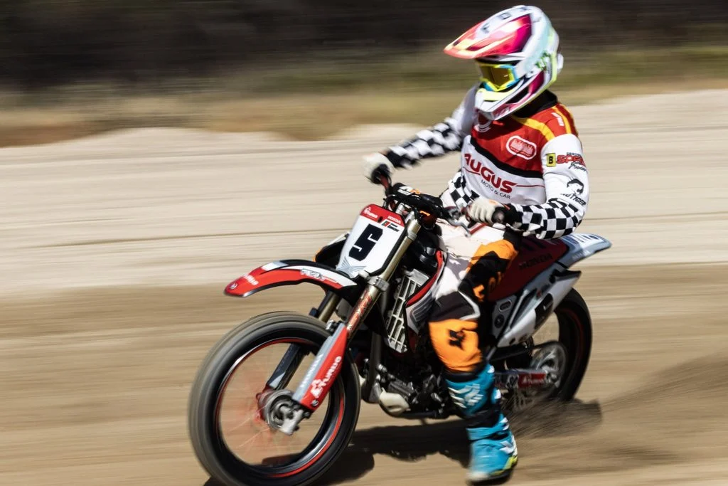 Pilotos disputando a final do Campeonato Nacional de Flat Track 2026 na nova pista oval de Outeiro Seco, em Chaves