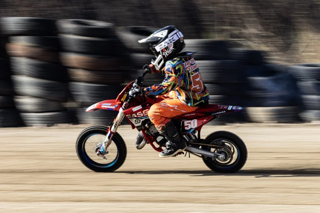 Pilotos disputando a final do Campeonato Nacional de Flat Track 2026 na nova pista oval de Outeiro Seco, em Chaves