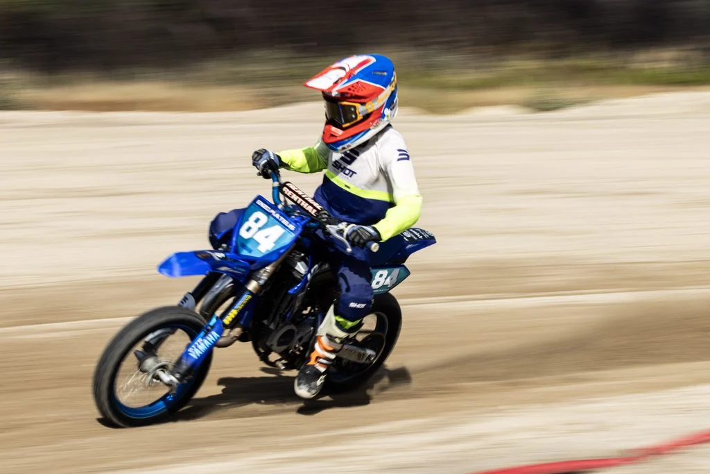Pilotos disputando a final do Campeonato Nacional de Flat Track 2026 na nova pista oval de Outeiro Seco, em Chaves
