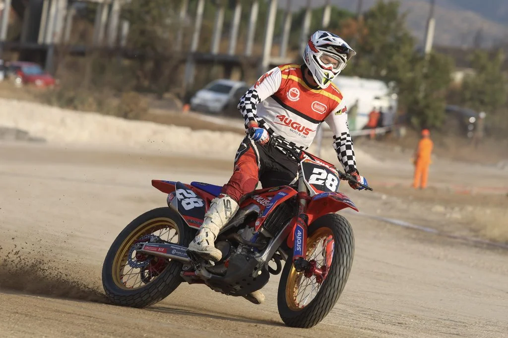 Pilotos disputando a final do Campeonato Nacional de Flat Track 2026 na nova pista oval de Outeiro Seco, em Chaves