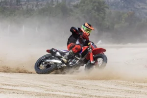 Pilotos disputando a final do Campeonato Nacional de Flat Track 2026 na nova pista oval de Outeiro Seco, em Chaves