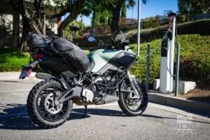 Zero Motorcycles SR/S sendo carregada em uma estação de carregamento rápido DC com tecnologia CCS, destacando a inovação em mobilidade elétrica