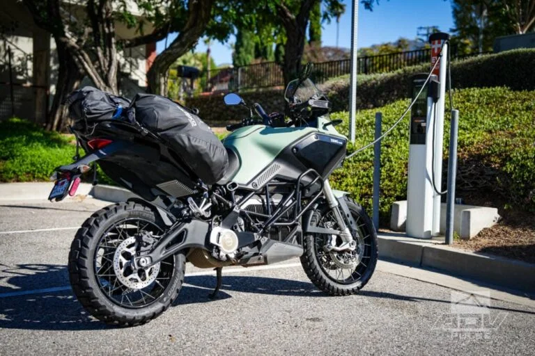 Zero Motorcycles SR/S sendo carregada em uma estação de carregamento rápido DC com tecnologia CCS, destacando a inovação em mobilidade elétrica