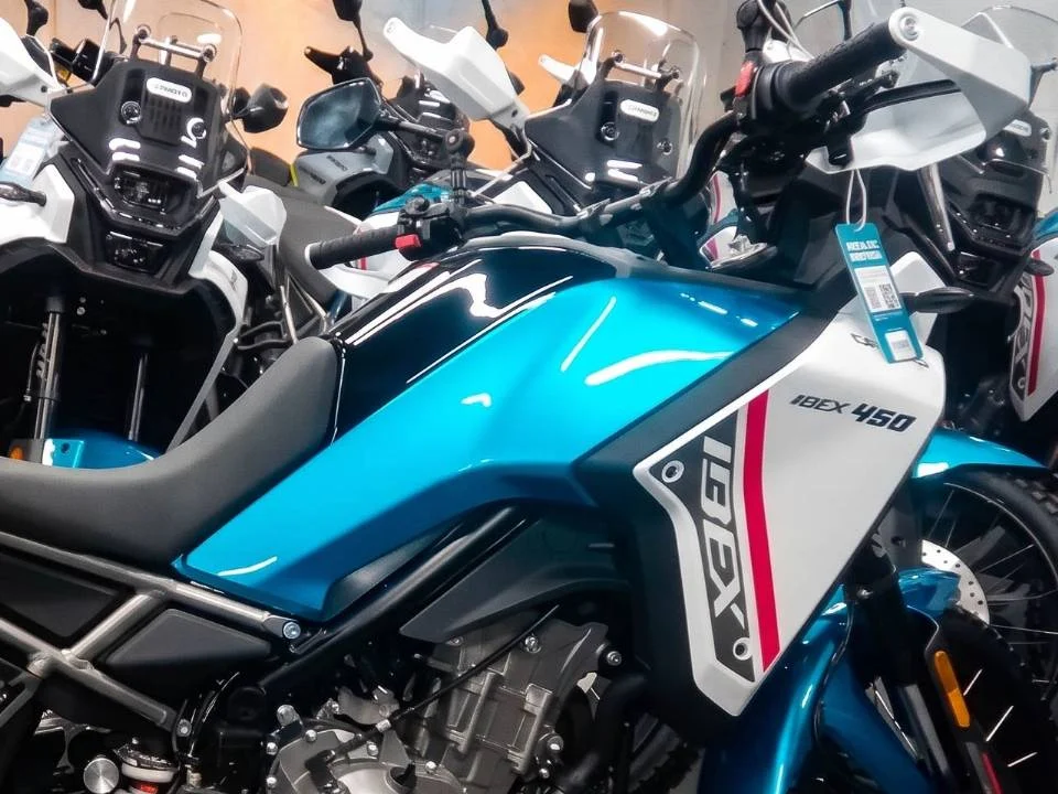 Motocicletas CFMOTO IBEX 450, IBEX 700, CL-C 450 e CL-C 450 Bobber em exposição, representando o novo lote de 700 unidades para o mercado brasileiro.