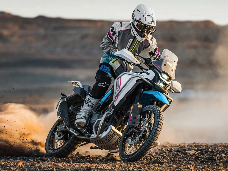 Motocicletas CFMOTO IBEX 450, IBEX 700, CL-C 450 e CL-C 450 Bobber em exposição, representando o novo lote de 700 unidades para o mercado brasileiro.