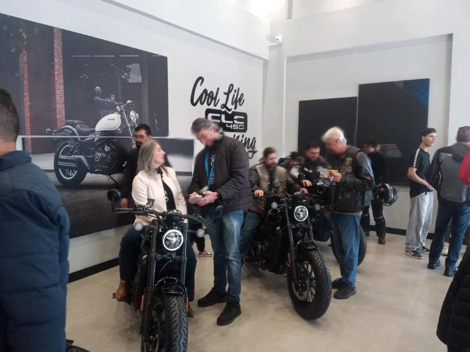 Motocicletas CFMOTO IBEX 450, IBEX 700, CL-C 450 e CL-C 450 Bobber em exposição, representando o novo lote de 700 unidades para o mercado brasileiro.
