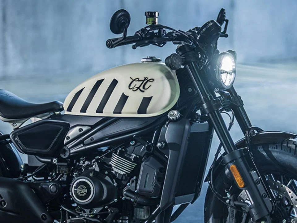 Motocicletas CFMOTO IBEX 450, IBEX 700, CL-C 450 e CL-C 450 Bobber em exposição, representando o novo lote de 700 unidades para o mercado brasileiro.