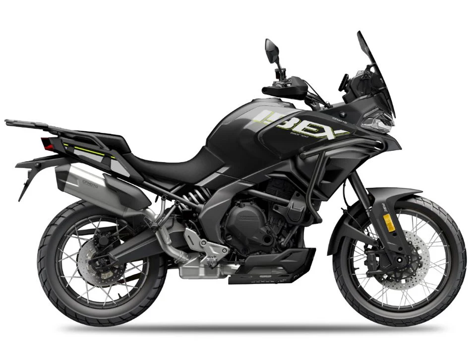 Motocicletas CFMOTO IBEX 450, IBEX 700, CL-C 450 e CL-C 450 Bobber em exposição, representando o novo lote de 700 unidades para o mercado brasileiro.