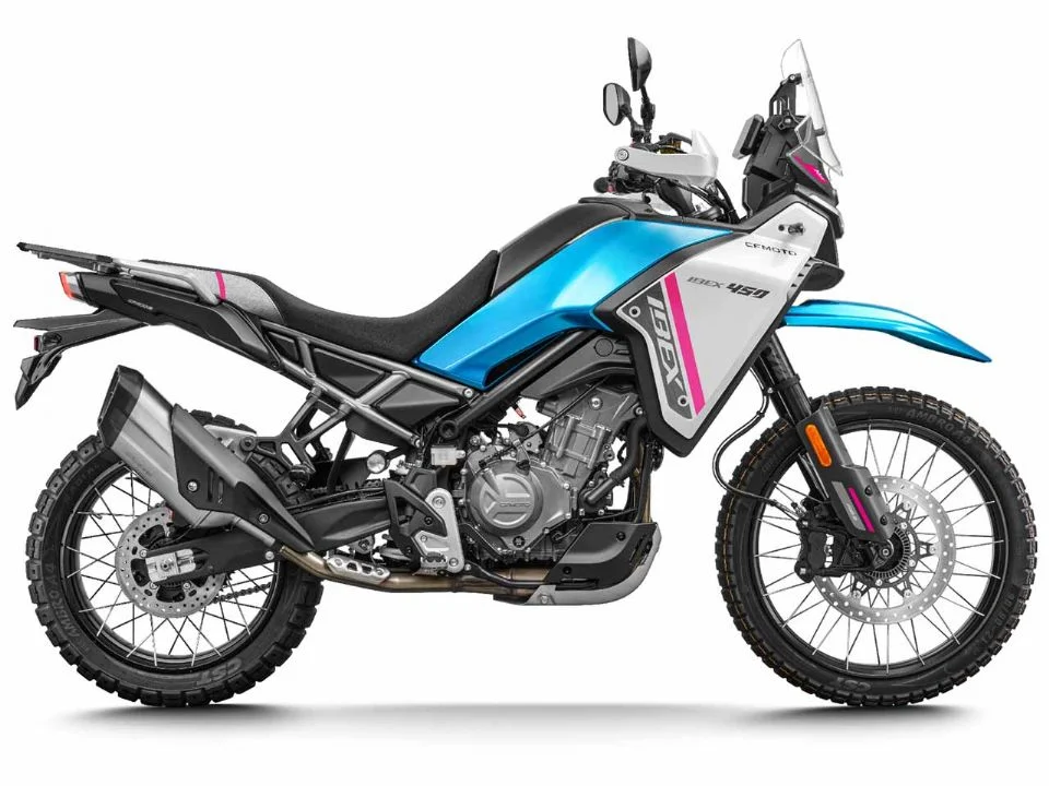 Motocicletas CFMOTO IBEX 450, IBEX 700, CL-C 450 e CL-C 450 Bobber em exposição, representando o novo lote de 700 unidades para o mercado brasileiro.