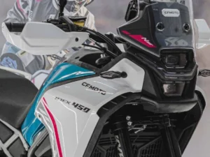Motocicletas CFMOTO IBEX 450, IBEX 700, CL-C 450 e CL-C 450 Bobber em exposição, representando o novo lote de 700 unidades para o mercado brasileiro.