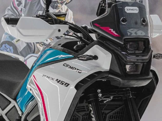 Motocicletas CFMOTO IBEX 450, IBEX 700, CL-C 450 e CL-C 450 Bobber em exposição, representando o novo lote de 700 unidades para o mercado brasileiro.