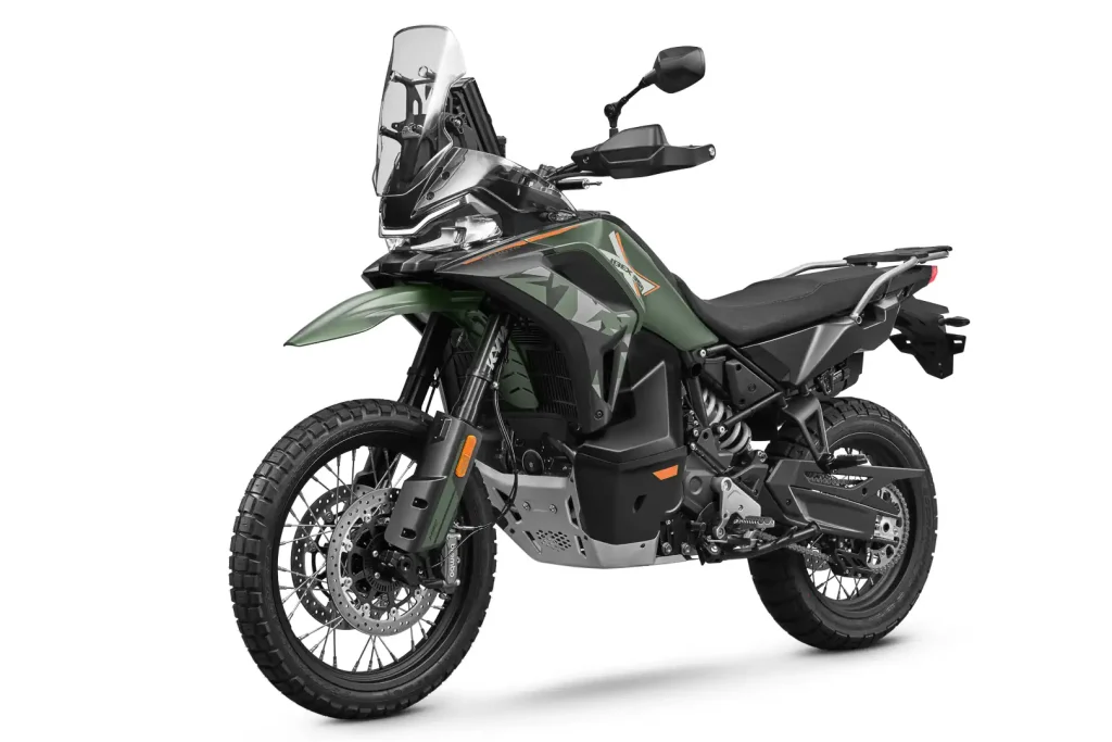 Detalhe da frente da CFMoto Ibex 950 Adventure Bike, mostrando seu design agressivo, faróis de LED e suspensão dianteira de longo curso.