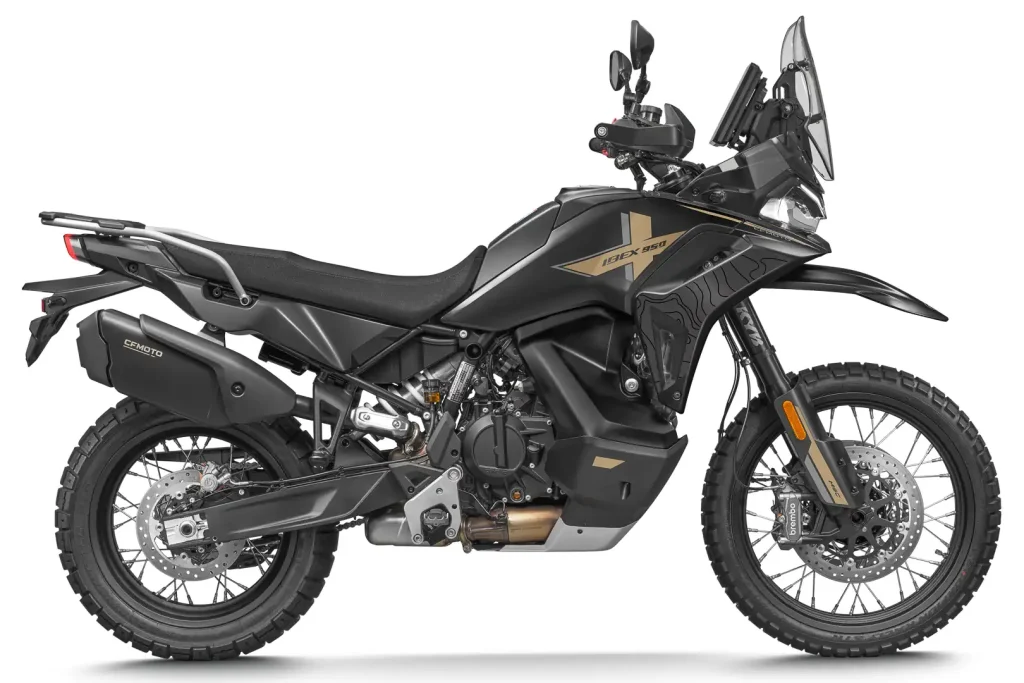 Detalhe da frente da CFMoto Ibex 950 Adventure Bike, mostrando seu design agressivo, faróis de LED e suspensão dianteira de longo curso.