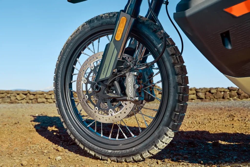 Detalhe da frente da CFMoto Ibex 950 Adventure Bike, mostrando seu design agressivo, faróis de LED e suspensão dianteira de longo curso.