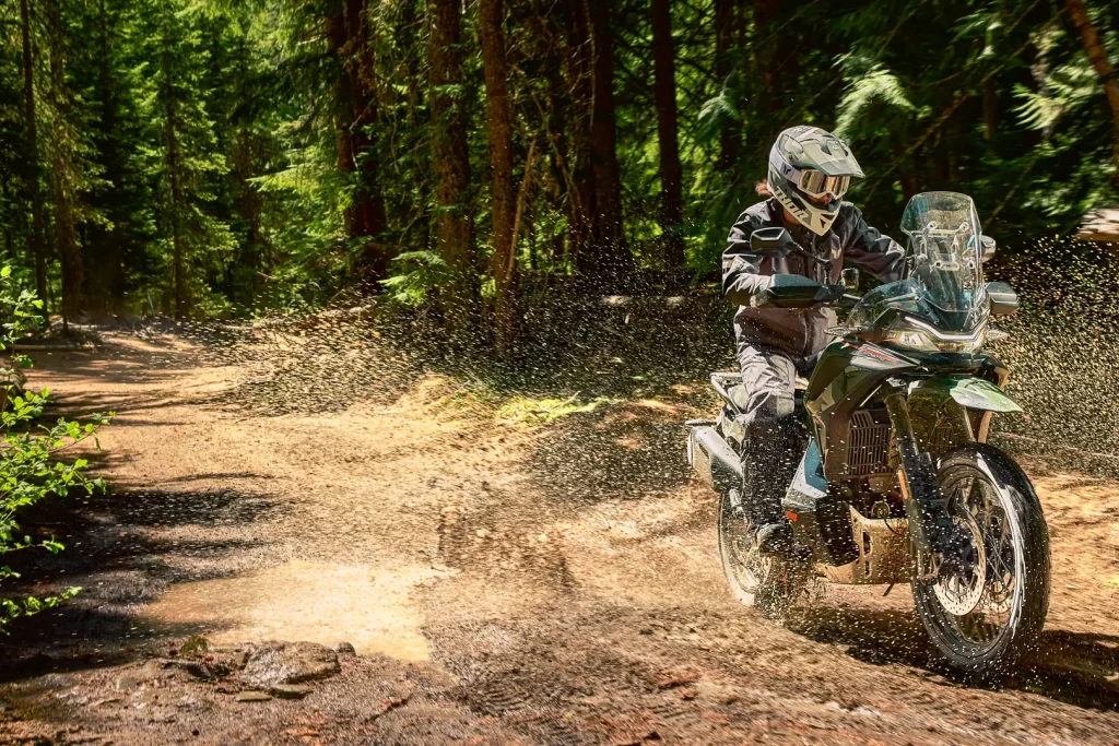 Detalhe da frente da CFMoto Ibex 950 Adventure Bike, mostrando seu design agressivo, faróis de LED e suspensão dianteira de longo curso.