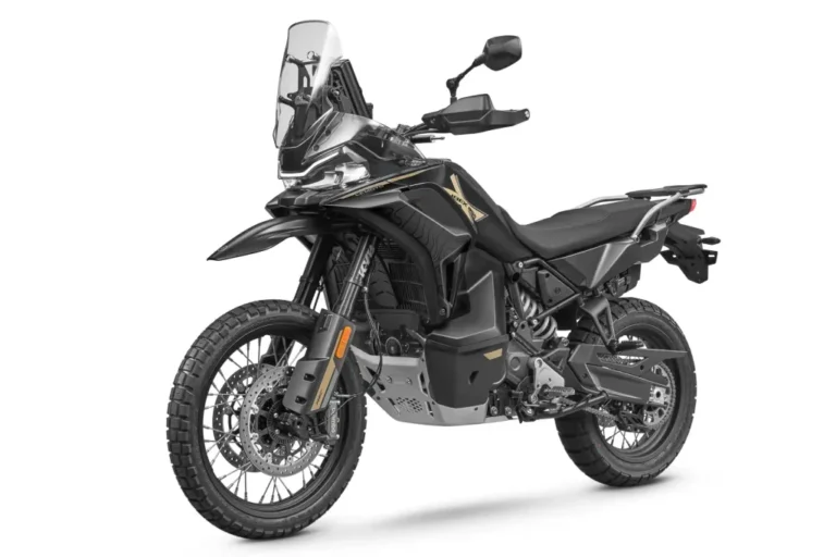 Detalhe da frente da CFMoto Ibex 950 Adventure Bike, mostrando seu design agressivo, faróis de LED e suspensão dianteira de longo curso.