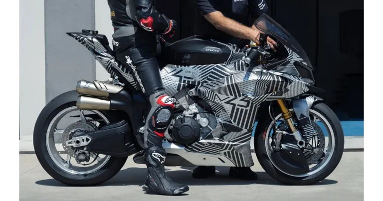 Protótipo da superbike CFMOTO V4 SR-RR em testes na pista, exibindo carenagens aerodinâmicas e pneus de alta performance.