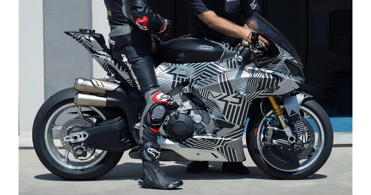 Protótipo da superbike CFMOTO V4 SR-RR em testes na pista, exibindo carenagens aerodinâmicas e pneus de alta performance.