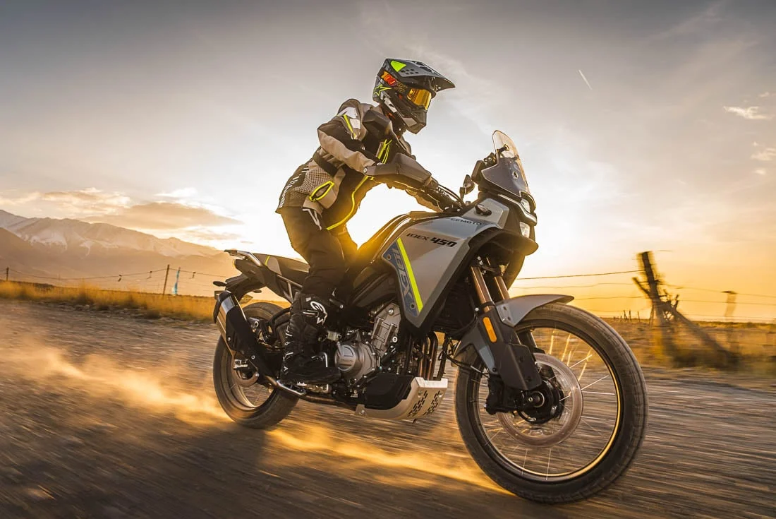 Motocicleta CFMoto moderna em exposição, ilustrando o avanço da marca chinesa no mercado global de motos.