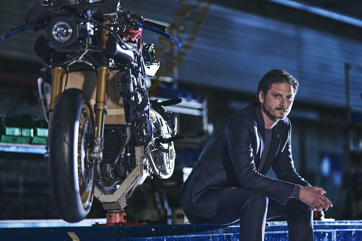 Motocicletas MV Agusta na linha de produção em Varese, evidenciando a interrupção da fabricação em meio à crise financeira da empresa.