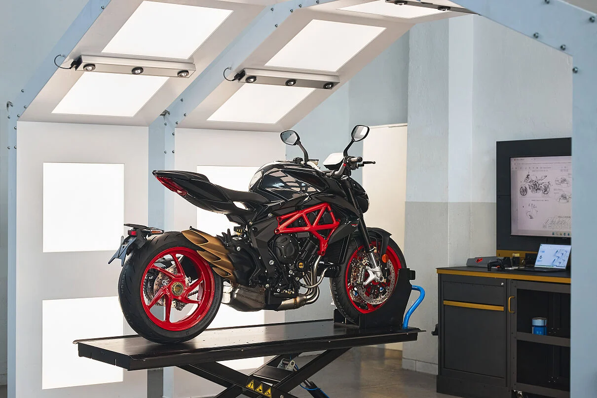 Linha de produção de motocicletas MV Agusta em Varese, Itália, destacando a fabricação manual e o controle de qualidade dos modelos.