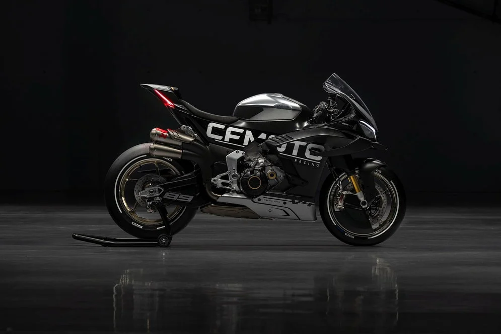 Motocicletas MV Agusta na linha de produção em Varese, evidenciando a interrupção da fabricação em meio à crise financeira da empresa.