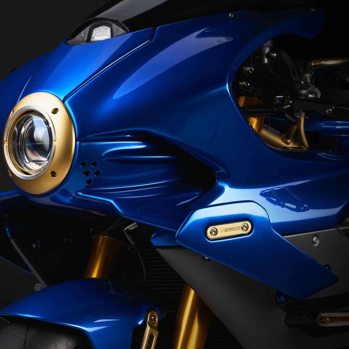 Linha de produção de motocicletas MV Agusta em Varese, Itália, destacando a fabricação manual e o controle de qualidade dos modelos.