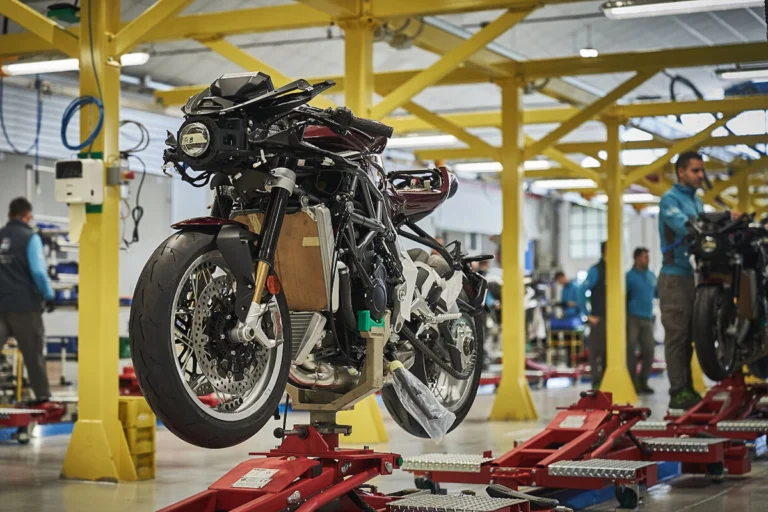Linha de produção de motocicletas MV Agusta em Varese, Itália, destacando a fabricação manual e o controle de qualidade dos modelos.