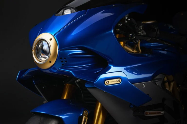 Motocicletas MV Agusta na linha de produção em Varese, evidenciando a interrupção da fabricação em meio à crise financeira da empresa.
