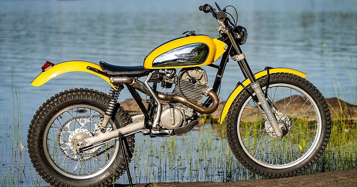 Detalhe da motocicleta Ducati Cagiva Híbrida de 308 cc construída pelo especialista Janne Leiman, destacando seu design único e partes personalizadas.
