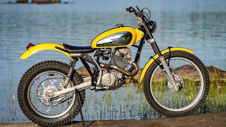 Detalhe da motocicleta Ducati Cagiva Híbrida de 308 cc construída pelo especialista Janne Leiman, destacando seu design único e partes personalizadas.