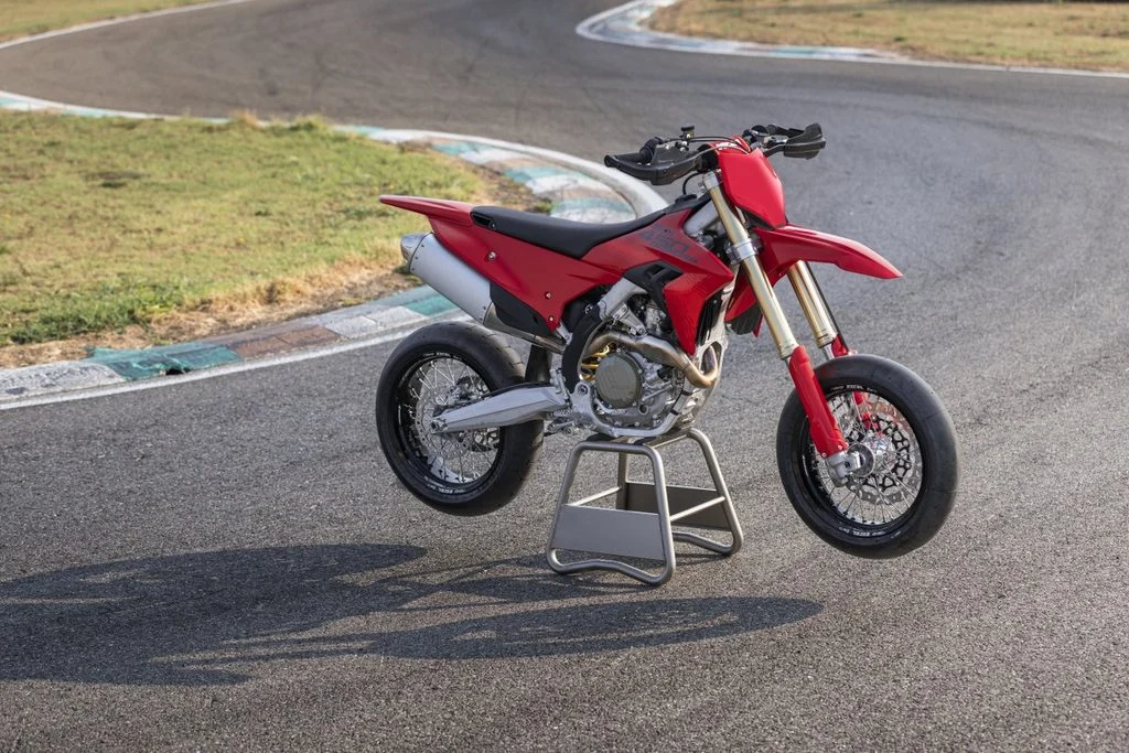 Ducati Desmo450 SM em pista de supermoto, destacando seu motor Desmodrômico e suspensão Showa