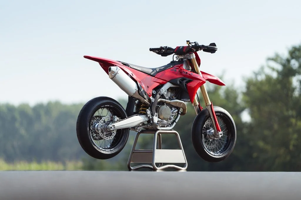 Ducati Desmo450 SM em pista de supermoto, destacando seu motor Desmodrômico e suspensão Showa