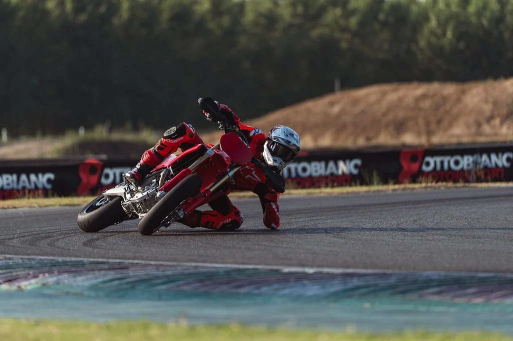 Ducati Desmo450 SM em pista de supermoto, destacando seu motor Desmodrômico e suspensão Showa