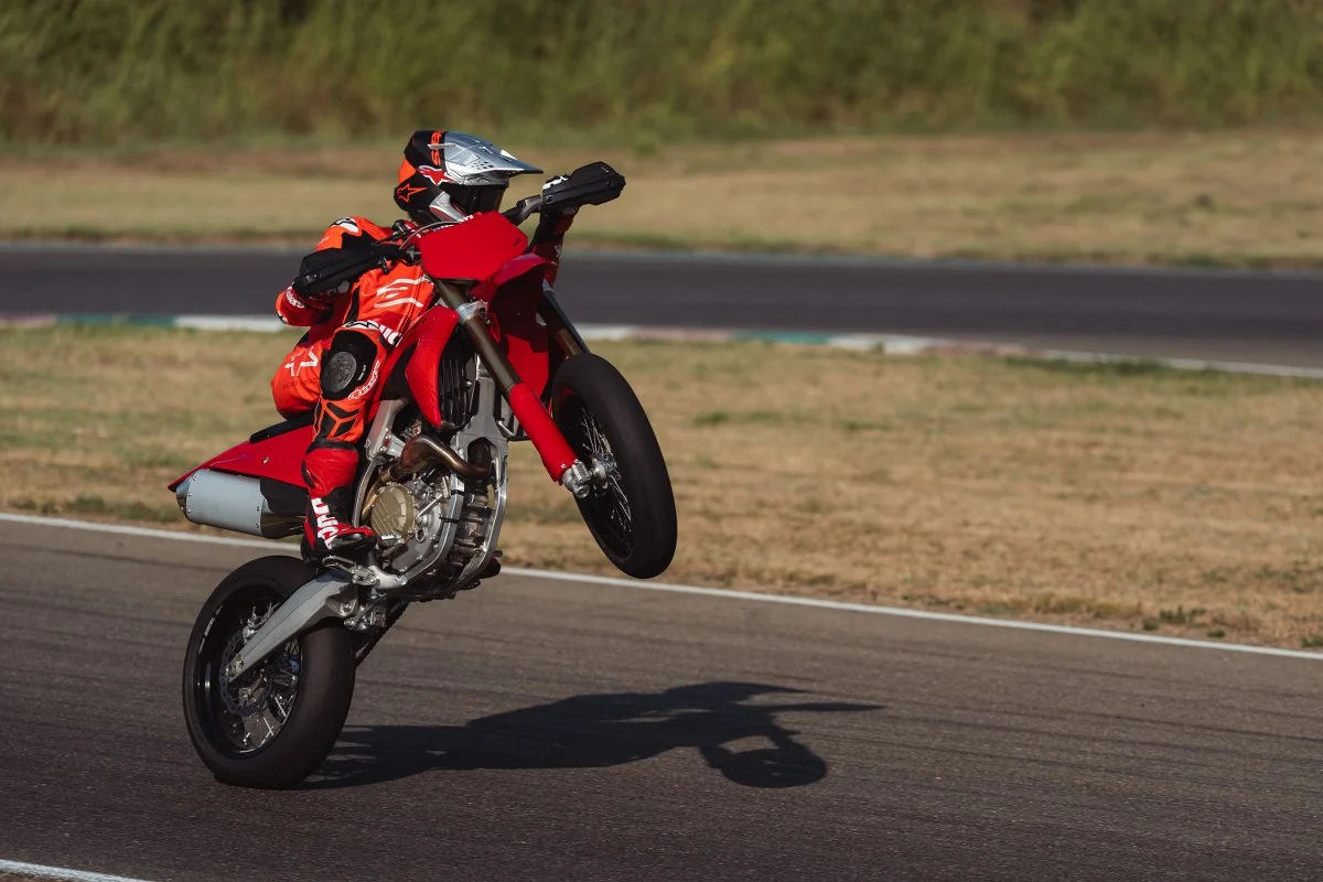 Ducati Desmo450 SM em pista de supermoto, destacando seu motor Desmodrômico e suspensão Showa