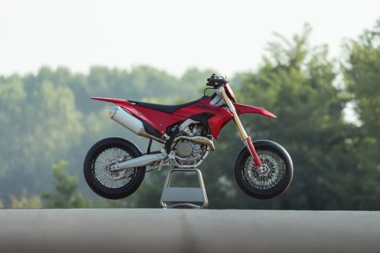 Ducati Desmo450 SM em pista de supermoto, destacando seu motor Desmodrômico e suspensão Showa