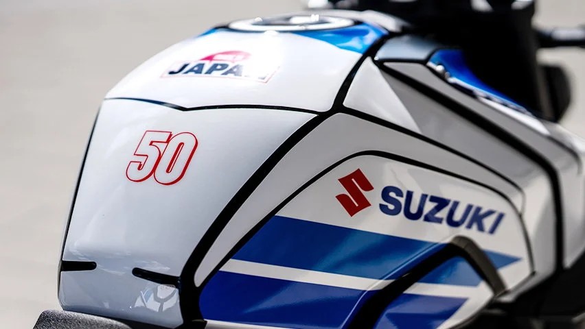 Moto Suzuki GSX-8S edição especial em preto fosco com detalhes prata, destaque da celebração de 50 anos da marca na Alemanha