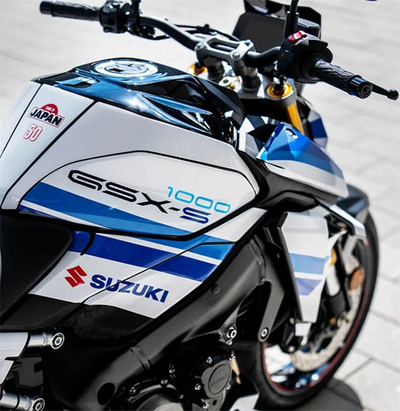 Moto Suzuki GSX-8S edição especial em preto fosco com detalhes prata, destaque da celebração de 50 anos da marca na Alemanha