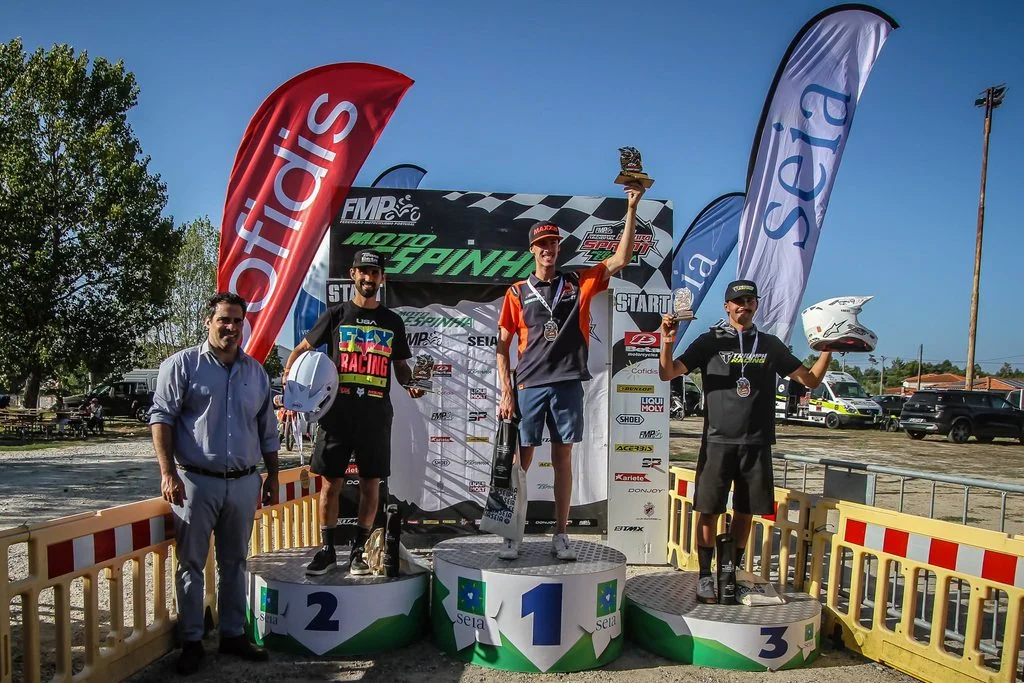 Ruben Ferreira pilotando sua KTM em alta velocidade em trilha de enduro com poeira, durante o Campeonato Nacional de Enduro Sprint em Seia.