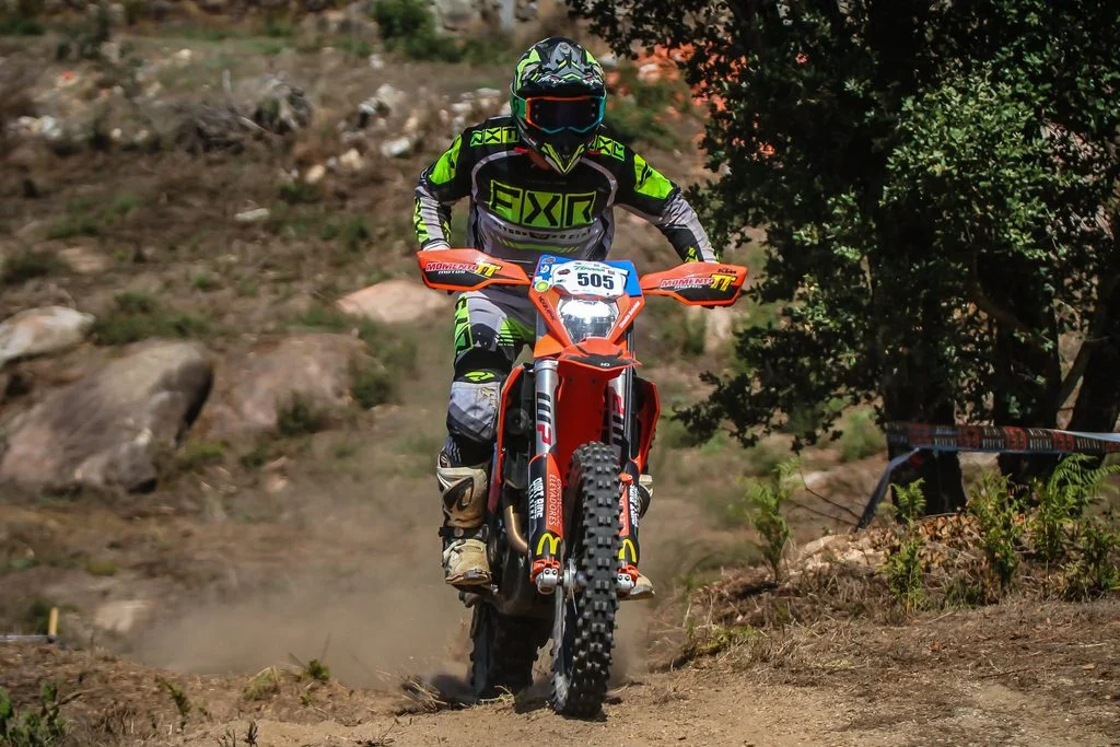 Ruben Ferreira pilotando sua KTM em alta velocidade em trilha de enduro com poeira, durante o Campeonato Nacional de Enduro Sprint em Seia.