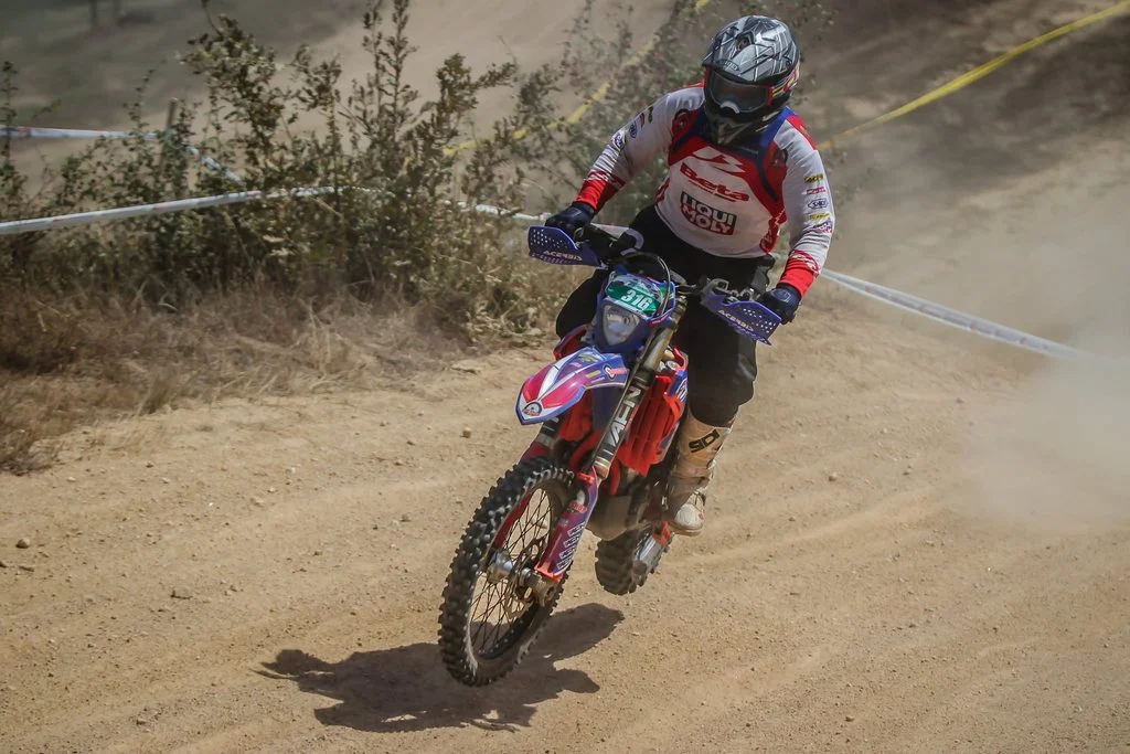 Ruben Ferreira pilotando sua KTM em alta velocidade em trilha de enduro com poeira, durante o Campeonato Nacional de Enduro Sprint em Seia.
