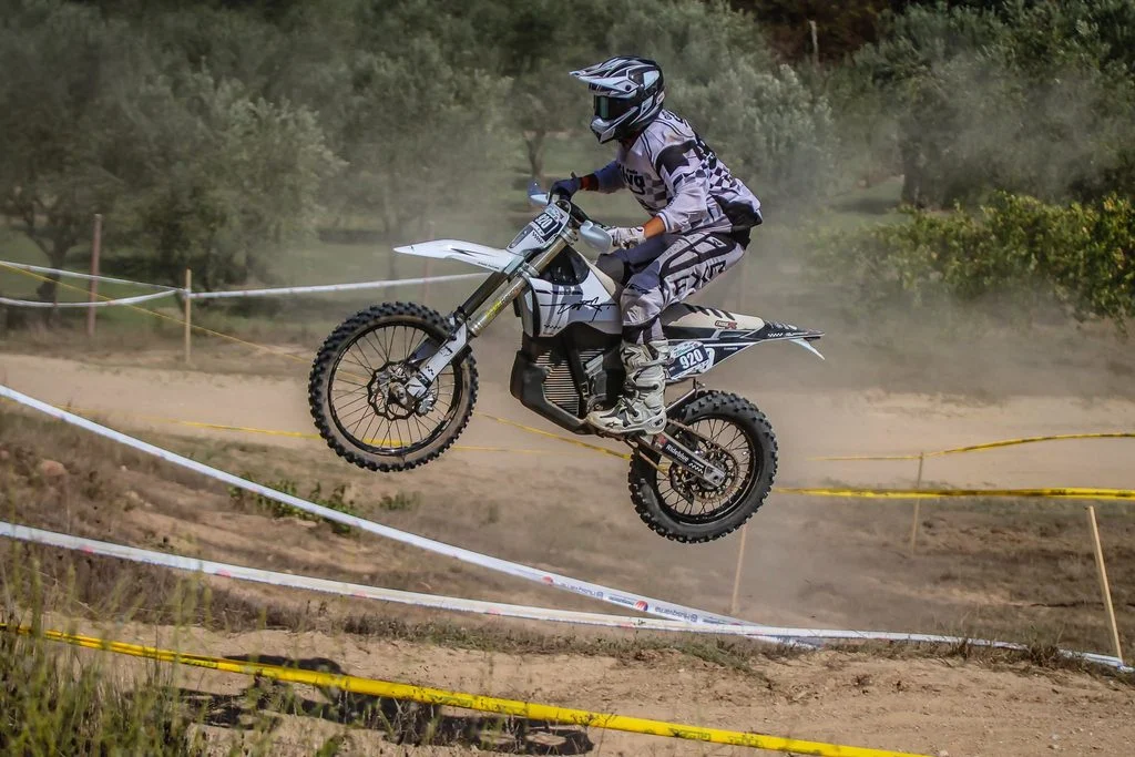 Ruben Ferreira pilotando sua KTM em alta velocidade em trilha de enduro com poeira, durante o Campeonato Nacional de Enduro Sprint em Seia.