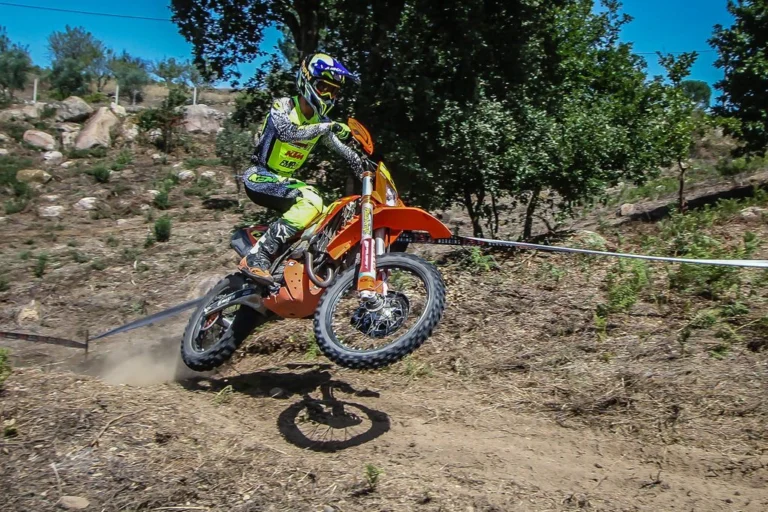 Ruben Ferreira pilotando sua KTM em alta velocidade em trilha de enduro com poeira, durante o Campeonato Nacional de Enduro Sprint em Seia.