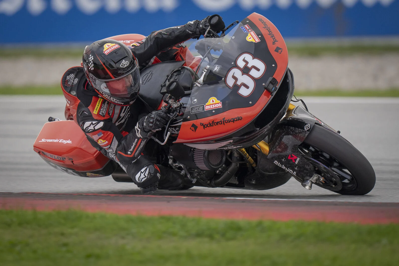 Harley-Davidson Bagger em corrida no Red Bull Ring com Kyle Wyman e James Rispoli disputando a final do World Cup.